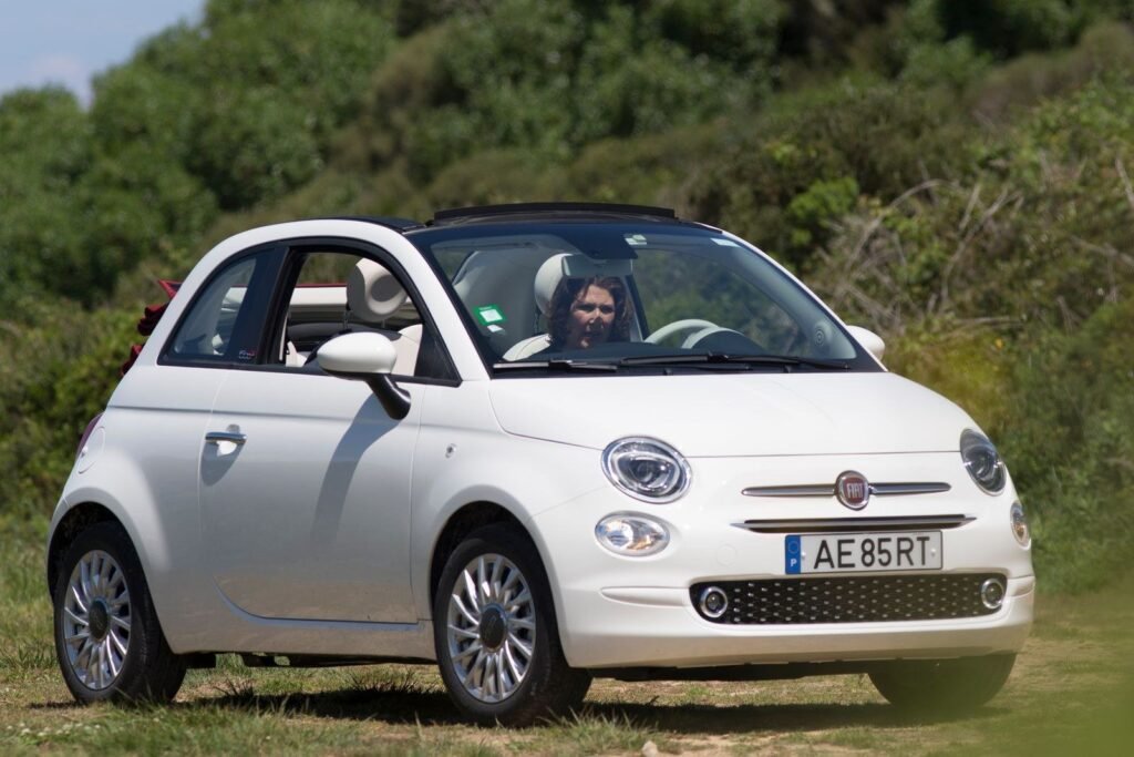 Fiat 500 cabriolet blanche, capote ouverte