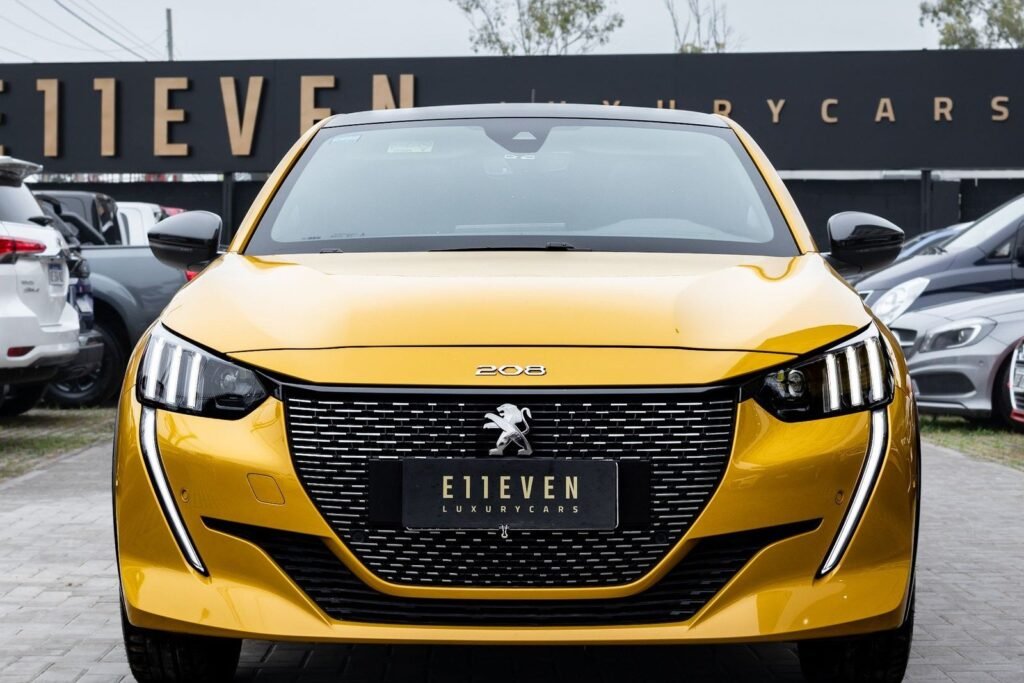Peugeot 208 GT jaune, vue de face