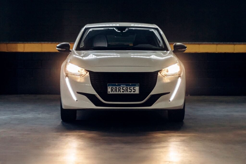 Peugeot 208 vue de face, phares allumés