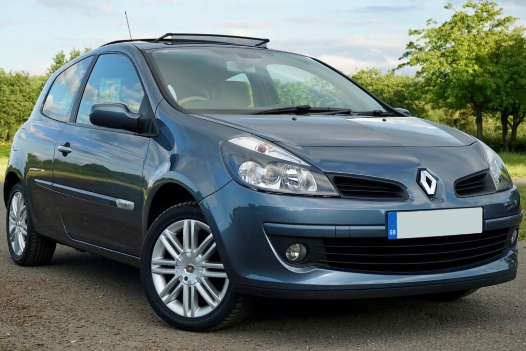 Renault Clio grise, trois quarts avant