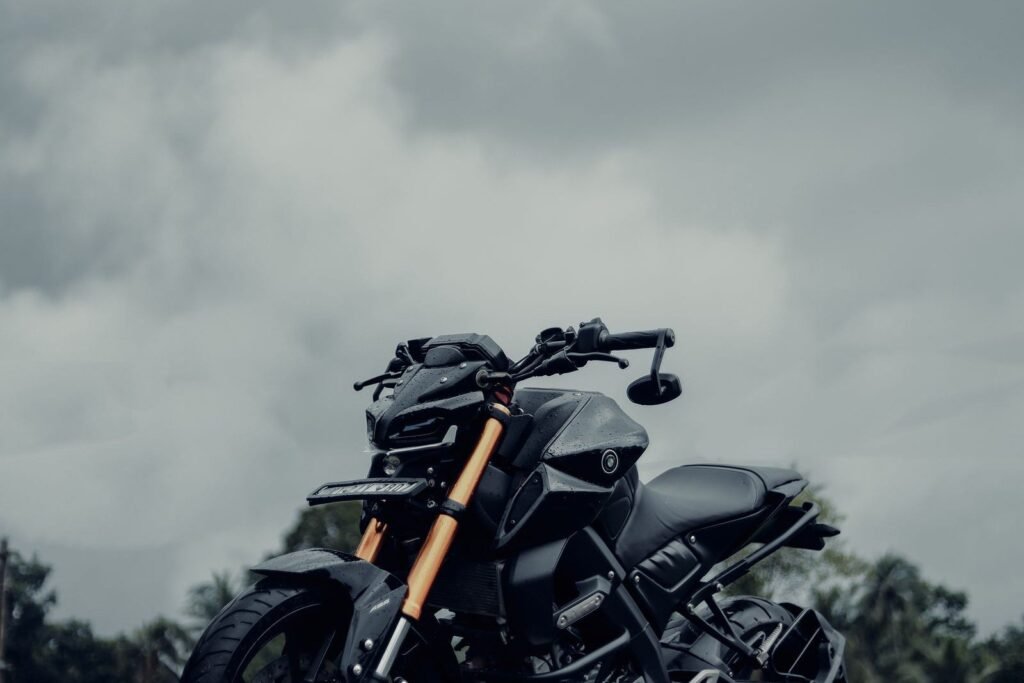 Roadster noir, trois quarts avant