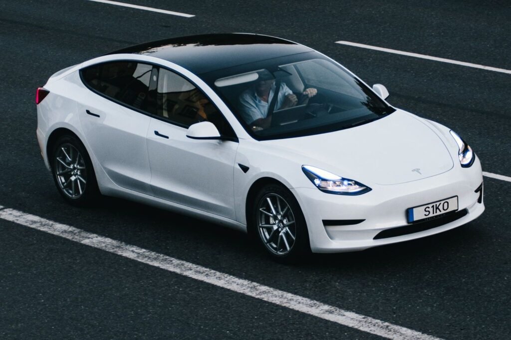 Tesla Model 3 blanche, trois quarts avant