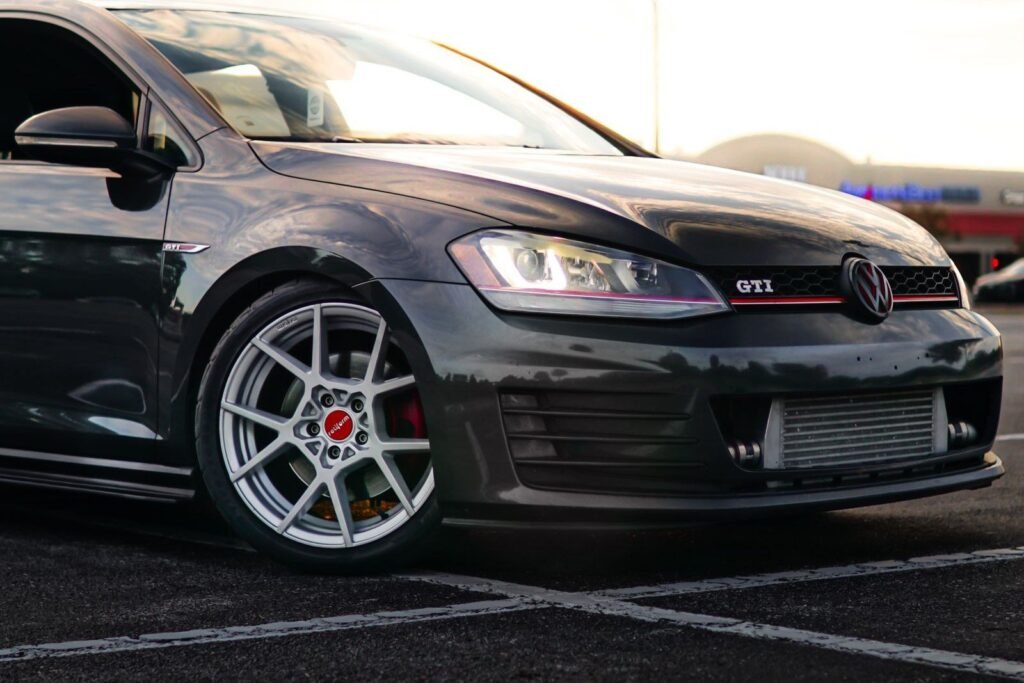 Volkswagen Golf grise, trois quarts avant